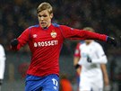 Arnor Sigurdsson z CSKA Moskva kontroluje balon bhem utkání Ligy mistr proti...