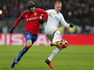 Mario Fernandes z CSKA Moskva v souboji s plzeským bekem Davidem Limberským.