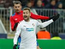PENALTOVÝ ZÁKROK. Georgi ennikov z CSKA Moskva fauluje v pokutovém území...