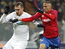 Plzeský útoník Tomá Chorý se pokouí uniknout Rodrigu Becaovi, obránci CSKA...