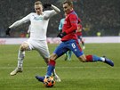 Fjodor alov z CSKA Moskva se snaí o pihrávku, brání mu plzeský stedopola...