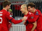 Fotbalisté Bayernu Mnichov se radují z branky Arjena Robbena v utkání proti...