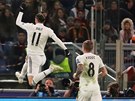 Gareth Bale z Realu Madrid slaví úvodní branku v zápase proti AS ím.