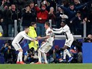 Fotbalisté Juventusu oslavují branku, kterou proti Valencii vstelil Mario...