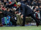 Jos Mourinho, trenr fotbalist Manchesteru United, pi oslavch vtzn...