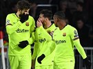 TAK JSME TO CHTLI, NE? Gerard Piqué a Lionel Messi pobaven oslavují druhý gól...
