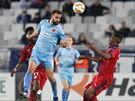 Slávistický záloník Josef Hubauer hlavikuje v utkání proti Bordeaux.