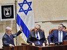 Izraelský pedseda vlády Benjamin Netanjahu (vlevo) hovoí na schzi...