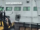 Jedná ze zadrených lodí ukrajinského námonictva v Kerském prlivu. (28....