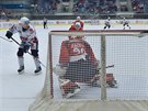 Jakub Sklená z Chomutova pekonává pardubického brankáe Ondeje Kacetla.