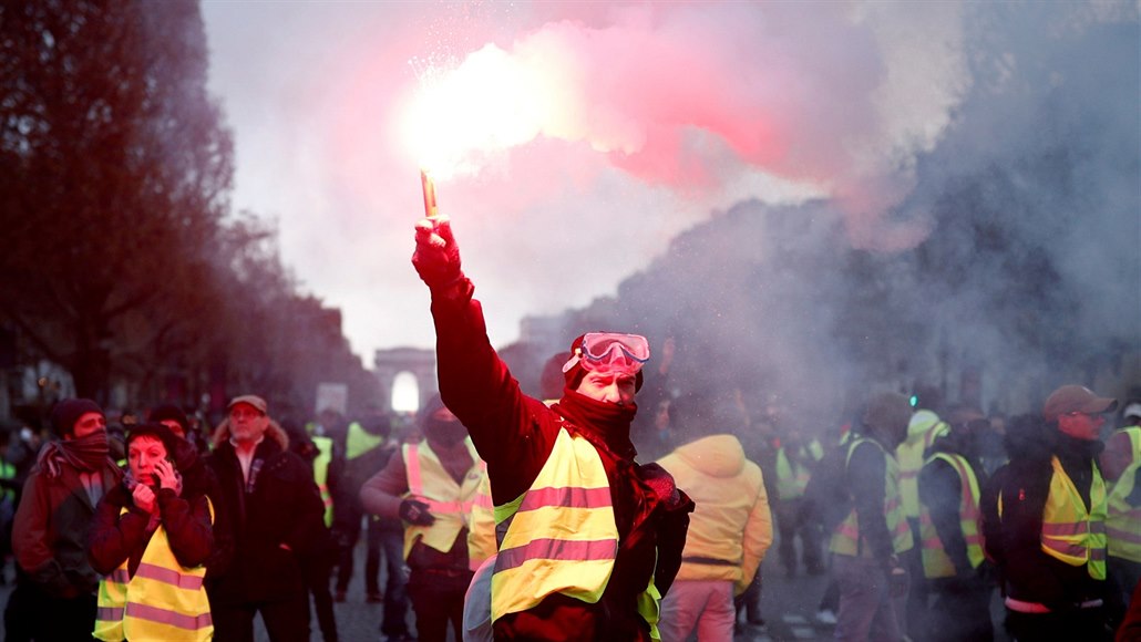 Demonstranti ve žlutých vestách se navzdory zákazu sešli na hlavní pařížské...