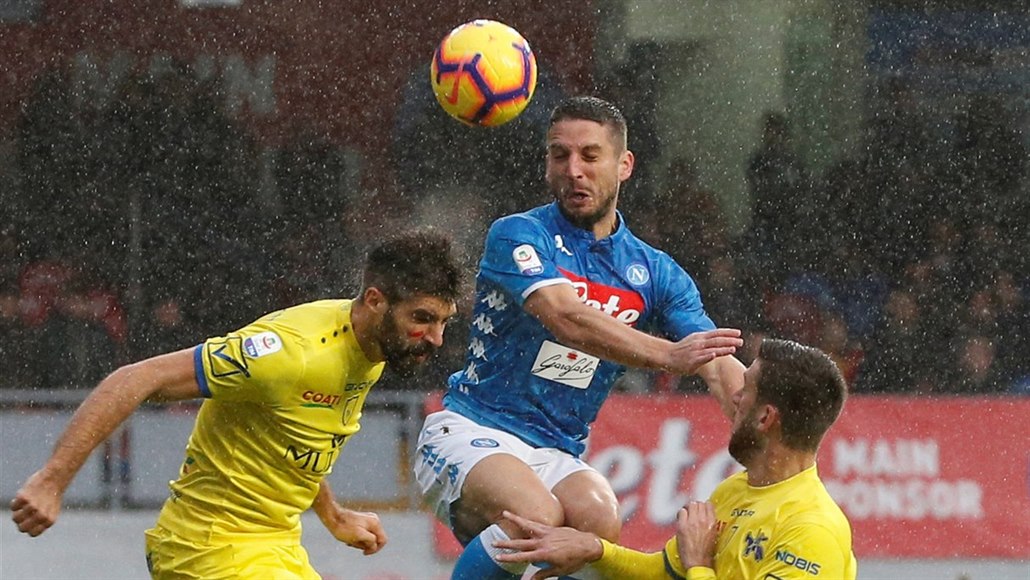 Dries Mertens z Neapole hlavi�kuje mezi hrá�i Verony.