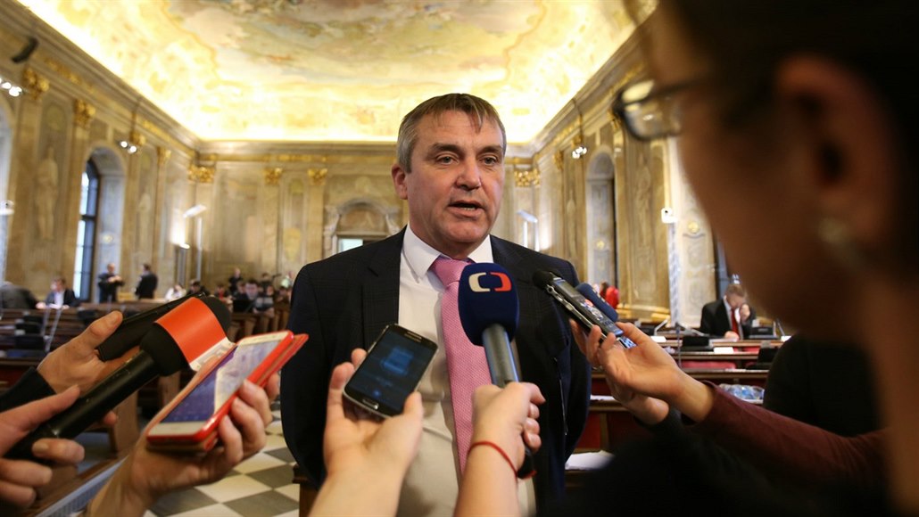 Kon�ící brn�nský primátor Petr Vok�ál na ustavujícím zasedání nového...