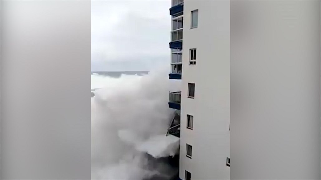 Na španělském ostrově Tenerife vlny zničily balkony hotelu