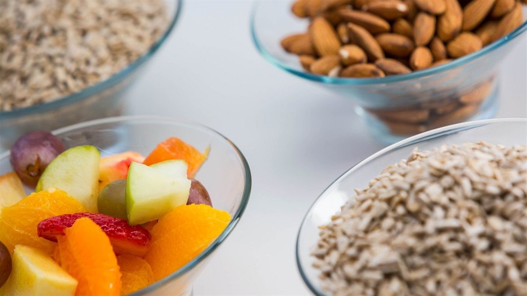 Vitamin E p�ijímáme p�edev�ím z pestré stravy, zejména z o�ech�, semen a...