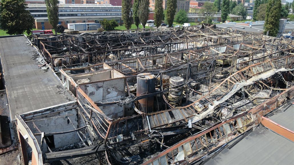 Požár v Otrokovicích se škodou 130 milionů zničil i stopy. Případ odložili