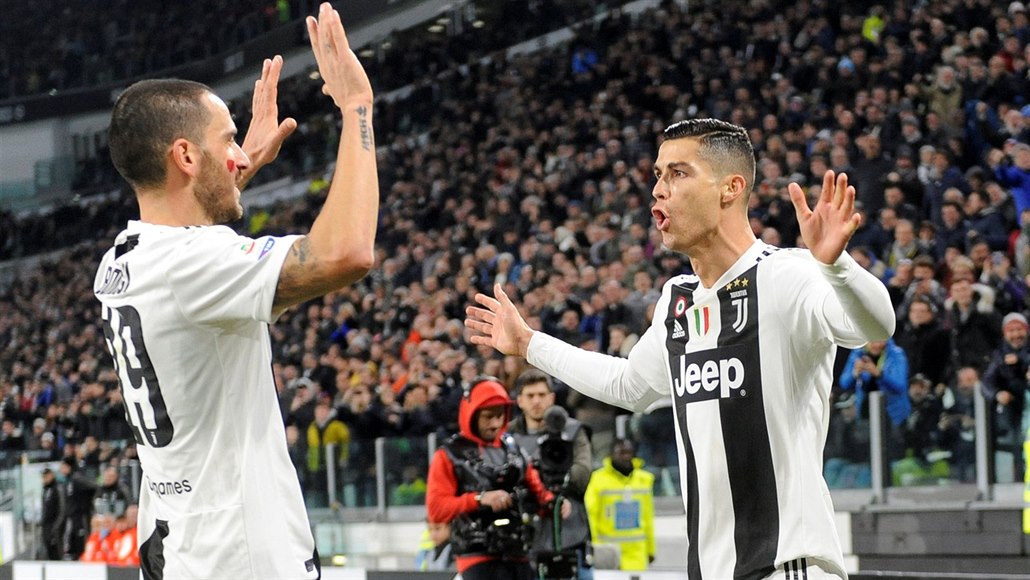 Cristiano Ronaldo slaví gól se spoluhrá�em Leonardem Bonuccim  z Juventusu