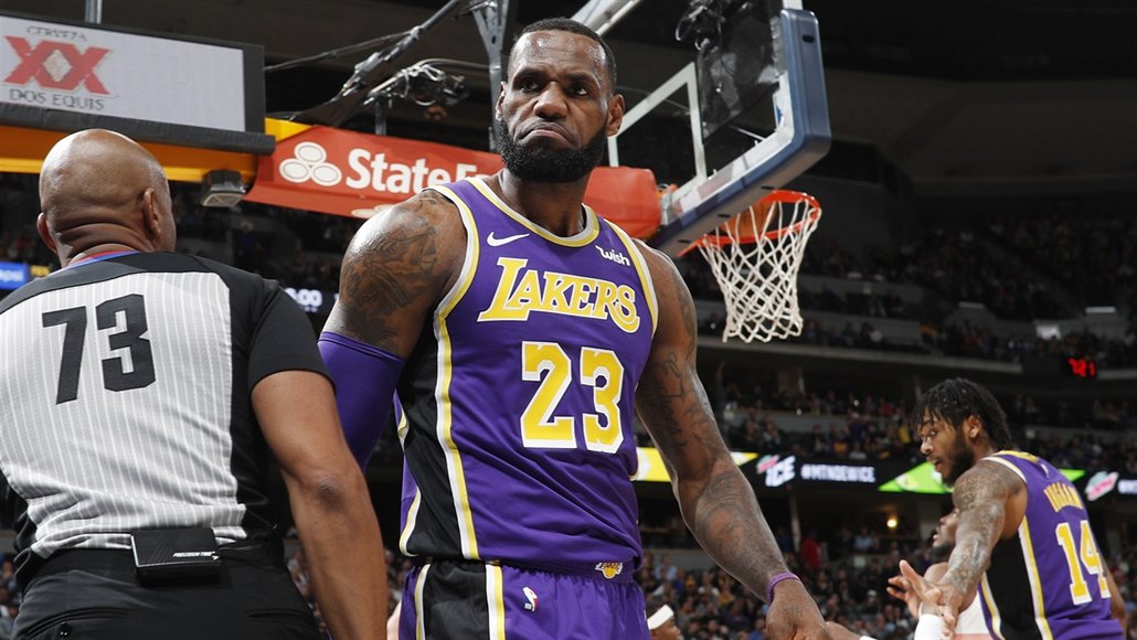 LeBron James z LA Lakers reaguje na svůj koš, v Denveru takových šancí moc...