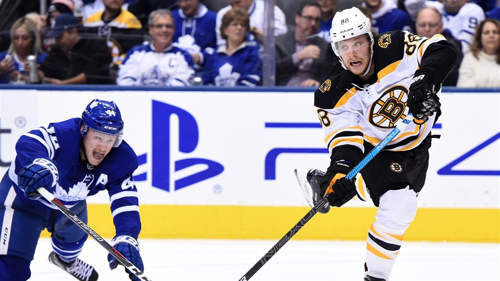 David Pastr�ák z Bostonu (vpravo) u puku, zastavit se ho sna�í Morgan Rielly z...