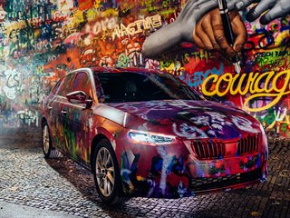 Škoda Scala v unikátní graffiti kamufláži u Lennonovy zdi