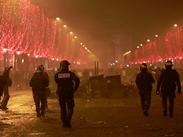 Demonstranti ve lutých vestách se navzdory zákazu seli na hlavní paíské...