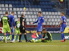 Rozhodčí Jana Adámková uděluje žlutou kartu Martinu Nešporovi z Olomouce během...