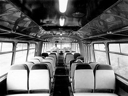 Interiér kloubového autobusu Škoda 706 RTO-K, pohled ze zadní části