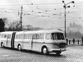 Prototyp kloubového autobusu Škoda 706 RTO-K během zkušební jízdy v Praze