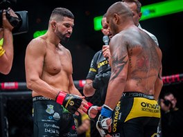 Attila Vgh (vlevo) ped soubojem v Oktagon MMA s Maiquelem Falcaem