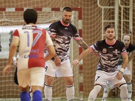 Dres futsalového Uherského Hradit oblékl i Tomá epka (uprosted), proti...