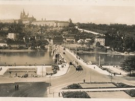 Hradany. Panoramatický pohled na Hradany s Praským hradem, katedrálou...