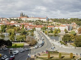 Hradčany. Pod Pražským hradem leží Malá Strana, Klárov a přes řeku Vltavu...
