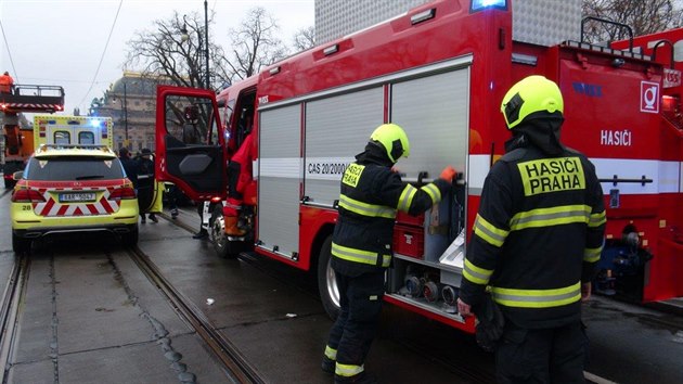 Záchranáři resuscitovali stařenku, která se topila ve Vltavě (24. listopadu 2018).