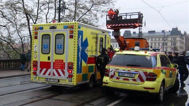 Záchranáři resuscitovali stařenku, která se topila ve Vltavě (24. listopadu 2018).