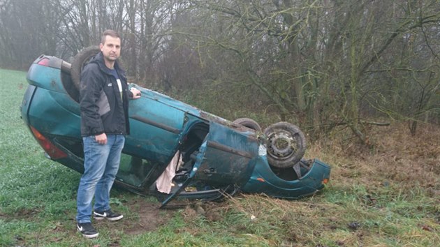 Auto havarovalo u rybnka epice blzko Strakonic, zrannho idie a spolujezdce vyprostil policista Jan Srb (25. listopadu 2018).