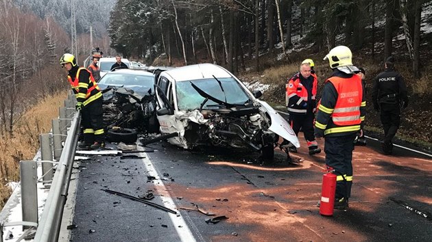 U Bezovsk pehrady se srazila dv osobn auta.