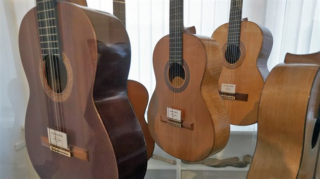Firma Strunal Schönbach v Lubech vlastní unikátní sbírku nejrůznějších hudebních nástrojů z celého světa. Na některé se už nedá hrát, ale stále to jsou exkluzivní muzejní kusy. Muzejní nástroje ve vzorkovně firmy.