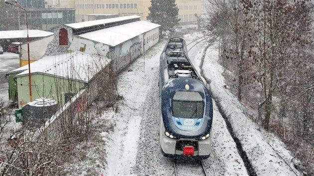 Oprava eleznin trati mezi hornm a dolnm ndram v Karlovch Varech konen skonila, na tra se vrtily vlaky.
