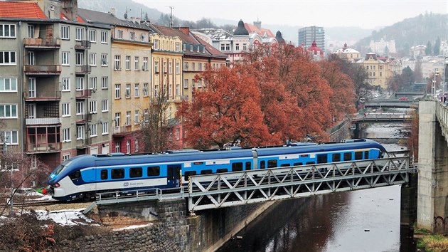 Oprava eleznin trati mezi hornm a dolnm ndram v Karlovch Varech konen skonila, na tra se vrtily vlaky.