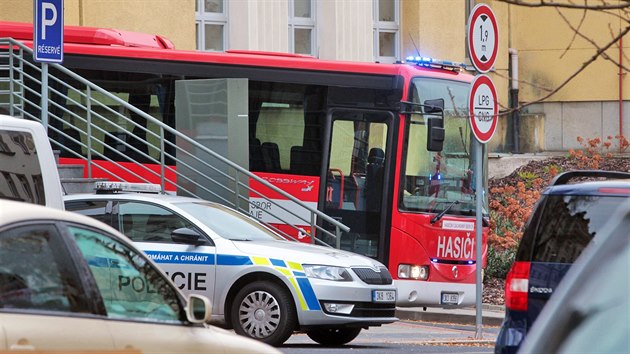 Bombou na karlovarskm okresnm soudu hrozil anonymn telefont, policist celou budovu evakuovali, dnou vbuninu uvnit nenalezli. Na mst byl pipraven tak hasisk evakuan autobus.