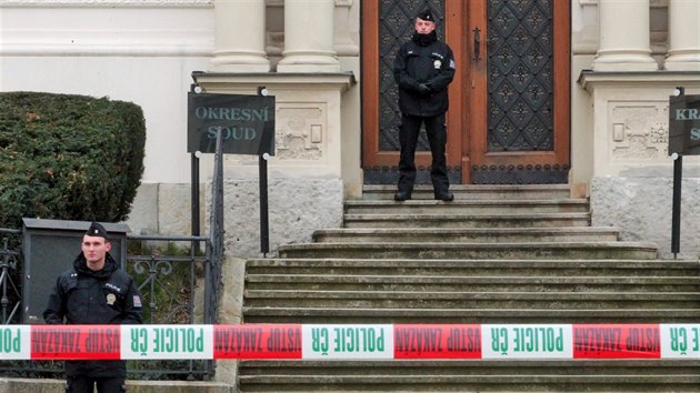 Bombou na karlovarskm okresnm soudu hrozil anonymn telefont, policist celou budovu evakuovali, dnou vbuninu uvnit nenalezli. Policist hldali ped soudn budovou.