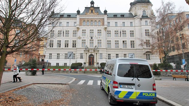 Bombou na karlovarskm okresnm soudu hrozil anonymn telefont, policist celou budovu evakuovali, dnou vbuninu uvnit nenalezli. Policist uzaveli bezprostedn okol soudn budovy.