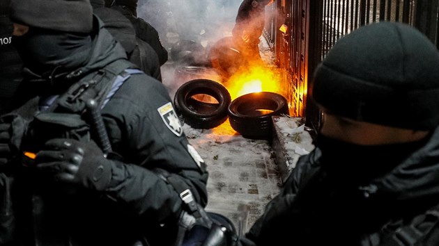 Incidenty v Černém moři vyvolaly reakci aktivistů u ruské ambasády v Kyjevě. (25. listopadu 2018)