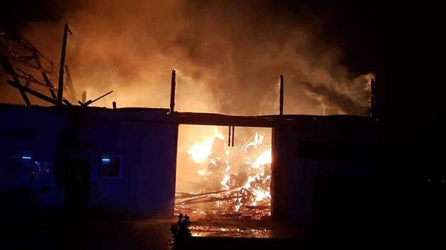 Požár stájí v obci Spojil u Pardubic (26.11.2018)