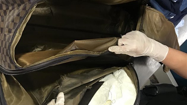 Celníci na ruzyňském letišti zadrželi cizince, který pašoval přes šest kilogramů kokainu (27.11.2018)