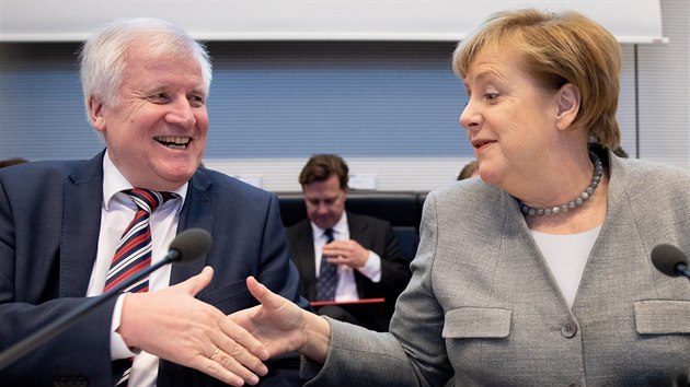 Ministr vnitra Horst Seehofer se zdrav s kanclkou Angelou Merkelovou. (27.11.2018)