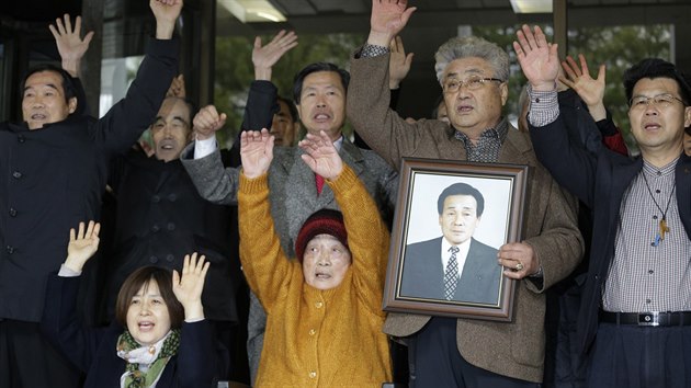 Obti a jejich rodiny ekaj v Soulu na verdikt jihokorejskho soudu ohledn kompenzac za nucen prce pro Japonsko bhem vlky.