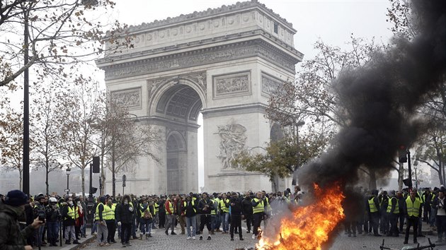 Demonstranti ve žlutých vestách se navzdory zákazu sešli na hlavní pařížské třídě Champs-Élysées. (24. listopadu 2018)