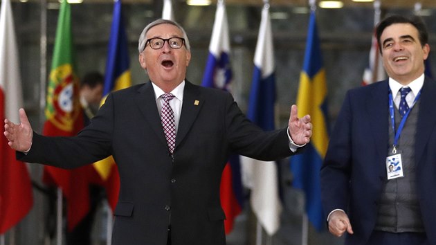 f Evropsk komise Jean-Claude Juncker pi pchodu na summit. (25. listopadu 2018)