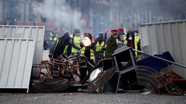 Demonstranti ve lutých vestách se navzdory zákazu seli na hlavní paíské...